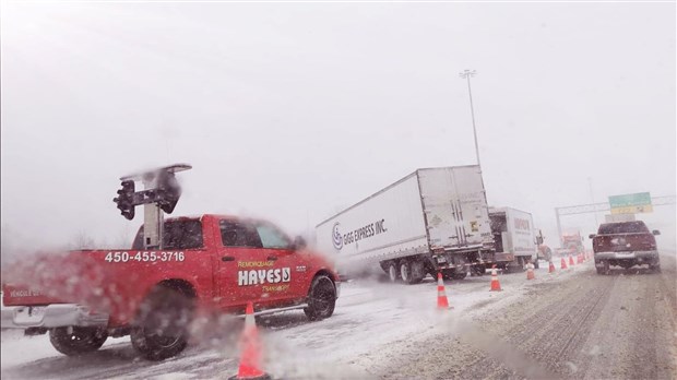 Mise en portefeuille d’un poids lourd sur l’autoroute 30 ouest à Vaudreuil-Dorion 