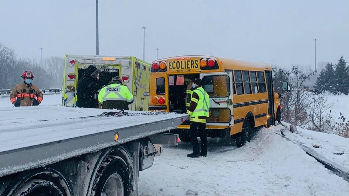 Un autobus scolaire se retrouve dans le terreplein de droite sur l’A