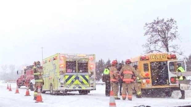 Accident impliquant un autobus: trois jeunes sont légèrement blessés