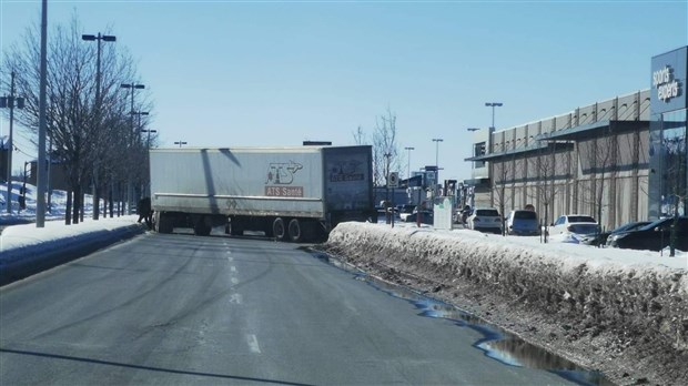 Une semi-remorque bloque la circulation à Vaudreuil-Dorion