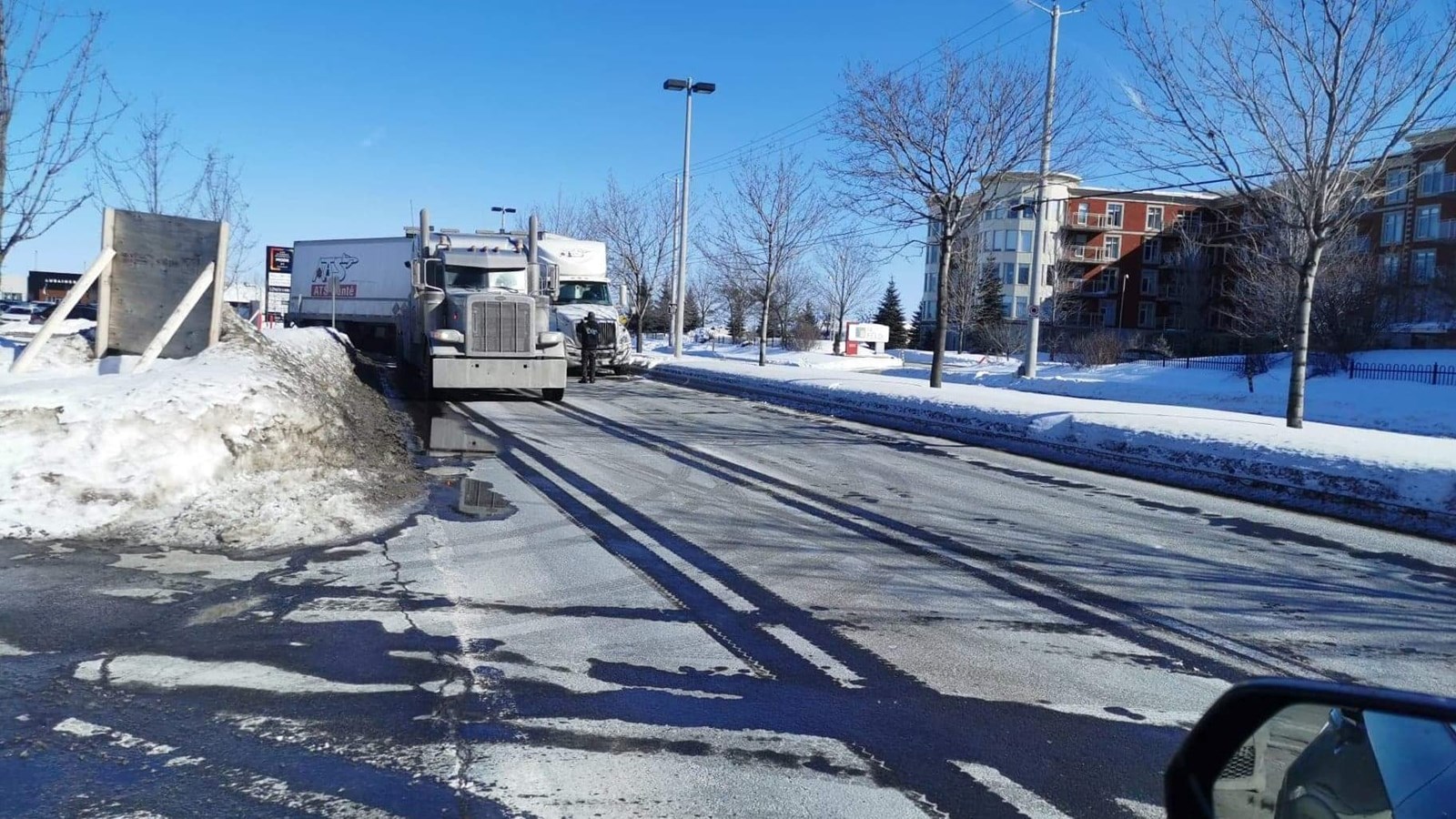 Une semiremorque bloque la circulation à VaudreuilDorion
