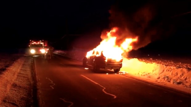 Un véhicule prend feu à Les Cèdres