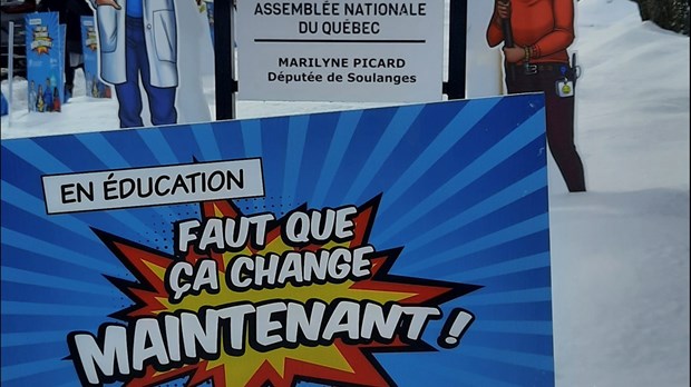 Le Syndicat du personnel de soutien des Trois-Lacs manifestent devant les bureaux de la députée