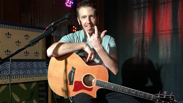 Justin Ménard fait résonner sa guitare à la Maison Félix-Leclerc