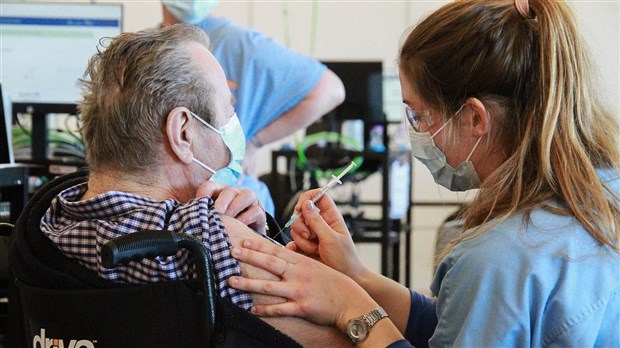 Visite de la clinique de vaccination contre la COVID-19 de Vaudreuil-Dorion