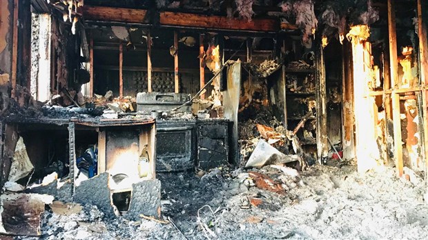 Un violent incendie ravage une résidence de Coteau-du-Lac 