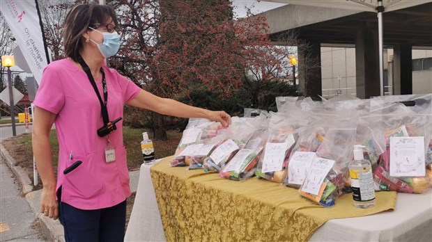 Des douceurs chocolatées pour égayer la journée du personnel de l'Hôpital du Suroît 