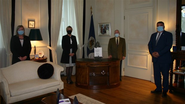 Québec dit oui au vote par correspondance pour aînés