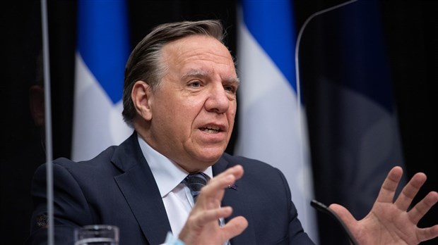 François Legault revient sur la rétraction concernant le port du masque à l'extérieur