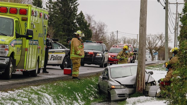 Collision entre une voiture et un poteau électrique à Les Cèdres