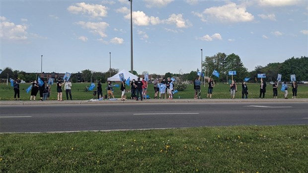 Les professionnels du Centre de services scolaire des Trois-Lacs descendent dans les rues