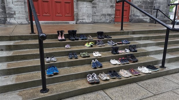 Drapeaux en berne et petits souliers à la mémoire des enfants