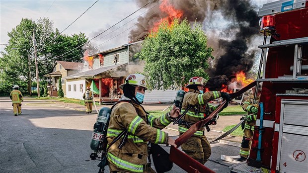 Une résidence de Les Coteaux est détruite par les flammes