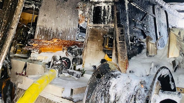 Une remorque est la proie des flammes à Sainte-Marthe 