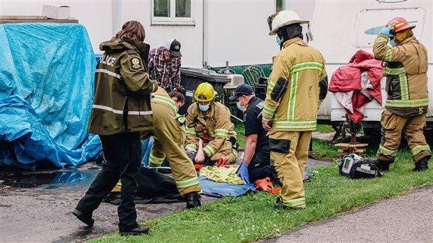 Une dame se fait heurter par un véhicule en déplaçant un divan