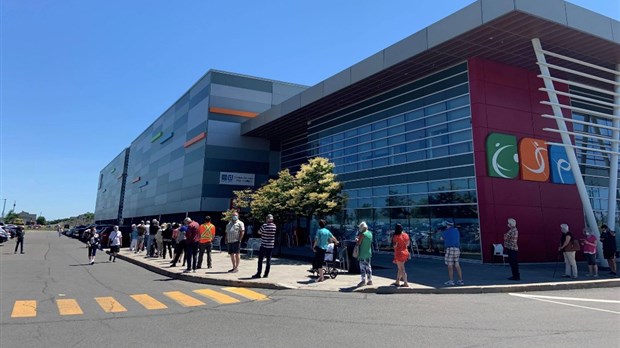 File d'attente à la clinique de vaccination de Vaudreuil-Dorion 