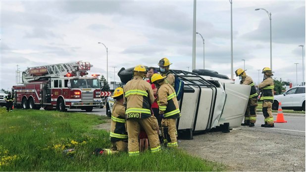 Un VUS se renverse dans le rond-point de l'autoroute 40