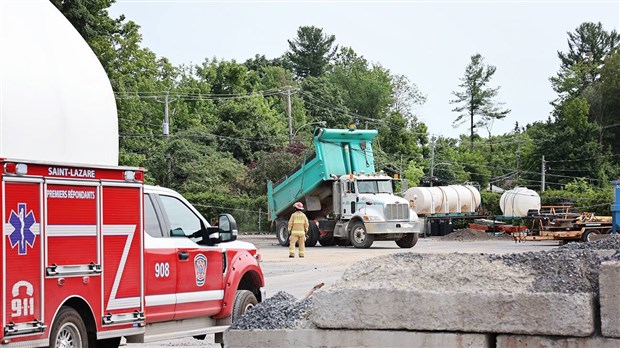 Un camion-benne demeure coincé dans des fils électriques