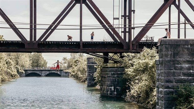 Des plongeurs téméraires s'aventurent toujours dans le canal Soulanges