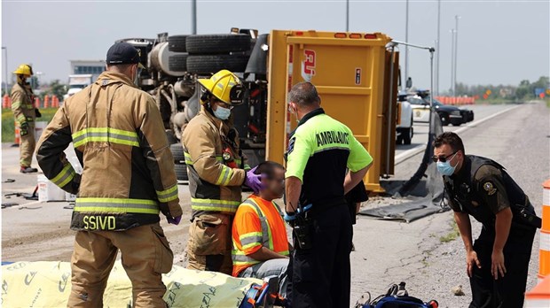 Un camion-benne se renverse sur l’autoroute 40 à Vaudreuil-Dorion