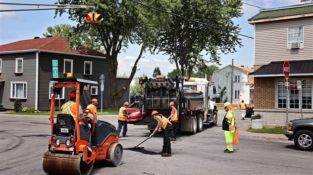 Travaux d'asphaltage en cours à Saint-Clet