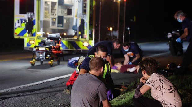 Deux pompiers prêtent assistance à des motocyclistes entrés en collision près de leur résidence
