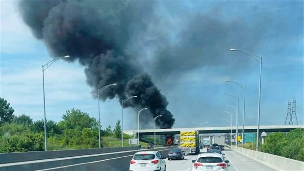 Un véhicule en feu cause la fermeture de l'autoroute 30 à Les Cèdres 