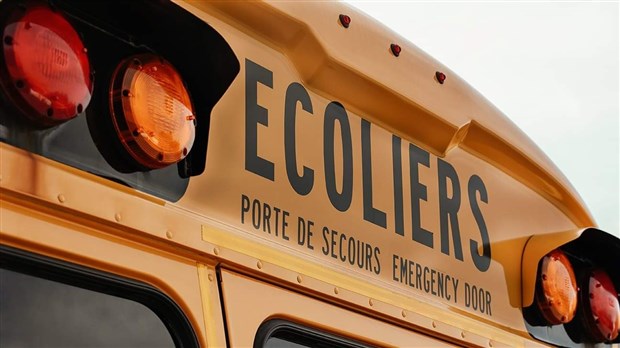 À l'approche d'un autobus scolaire ou près des écoles, la prudence est de mise