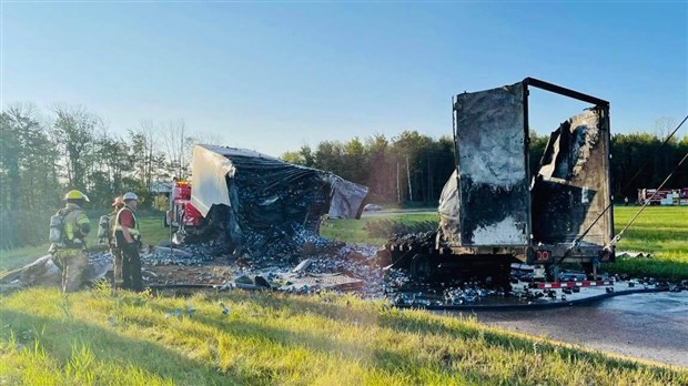 Feu de remorque sur l’autoroute 20