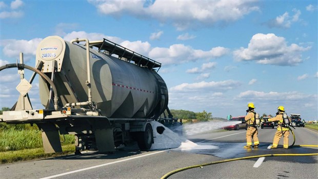 Un camion citerne en flammes cause une entrave sur l'autoroute 20 