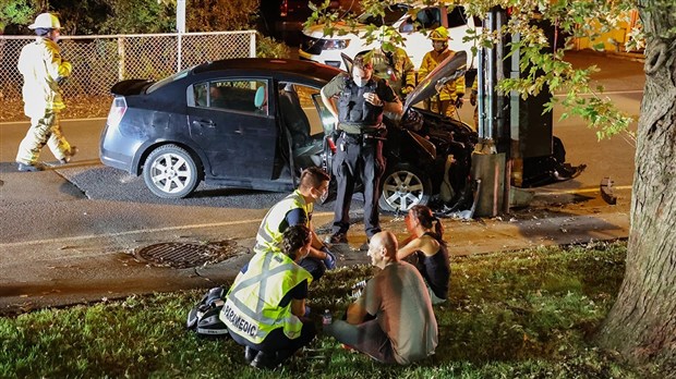 Collision auto VS poteau à Coteau-du-Lac 