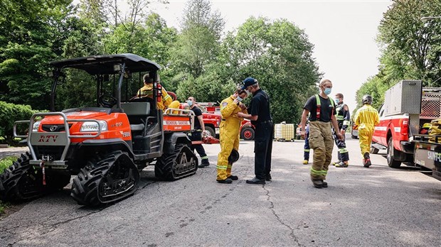 Un incendie dans un boisé à Les Cèdres cause du fil à retordre aux pompiers