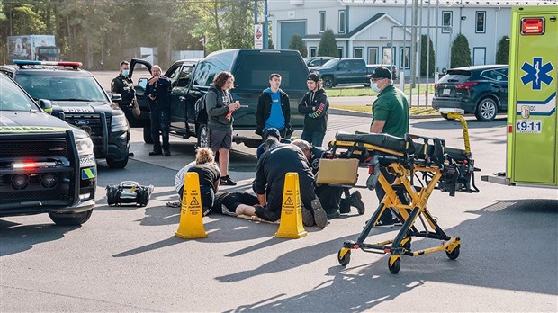 Collision pick-up VS scooter: blessures à une jambe pour un adolescent 