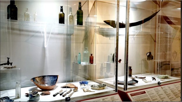 Des artefacts repêchés dans les eaux de la région exposés à Les Coteaux 
