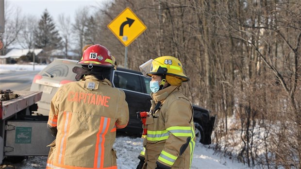 Un véhicule effectue une sortie de route sur la 201 à Coteau-du-Lac 