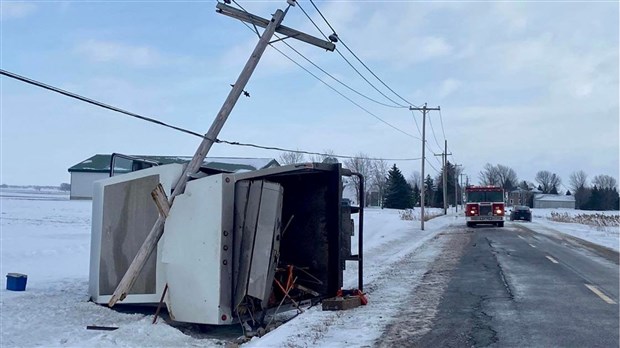 Un conducteur blessé légèrement dans une impressionnante sortie de route 