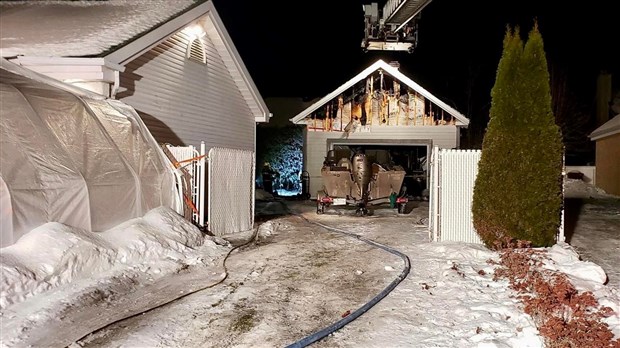 Un garage détruit par les flammes cette nuit à Coteau-du-Lac 