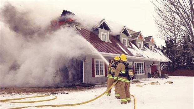 Un violent incendie ravage une résidence de Rigaud