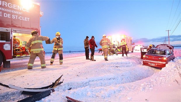Sortie de route et camion enlisé à Sainte-Justine-de-Newton ce matin 