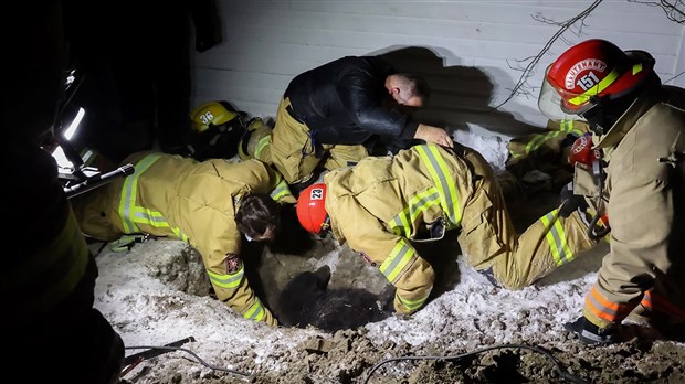 Les pompiers de Saint-Zotique sauvent un chien d’une mort certaine