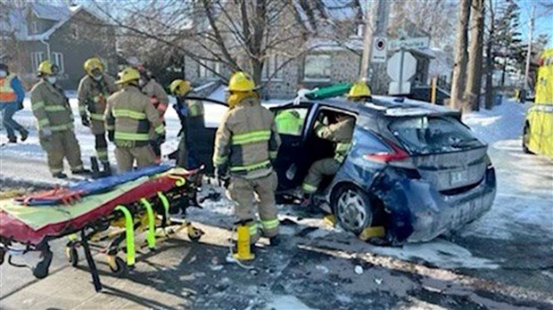 Une collision cause des blessures mineures à une conductrice à Vaudreuil-Dorion 