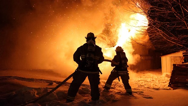 Un mur de flammes combattu par les pompiers à Rivière-Beaudette