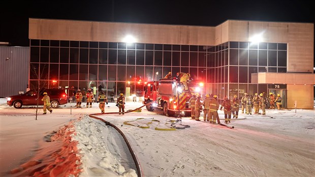 Une pièce industrielle prend feu et nécessite l'intervention des pompiers à Coteau-du-Lac 
