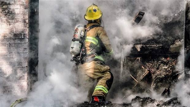 Un garage résidentiel est la proie des flammes à Hudson