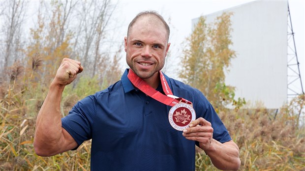 Un pompier de la région met la main sur une médaille en culturisme 