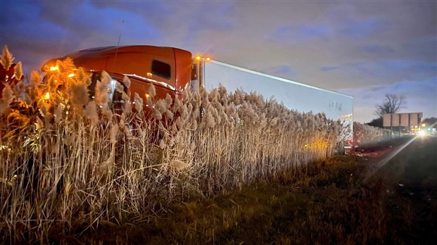 Une semi-remorque impliquée dans une sortie de route sur l'autoroute 20