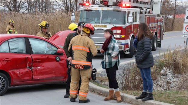 Collision entre une dépanneuse et une voiture à Vaudreuil-Dorion 