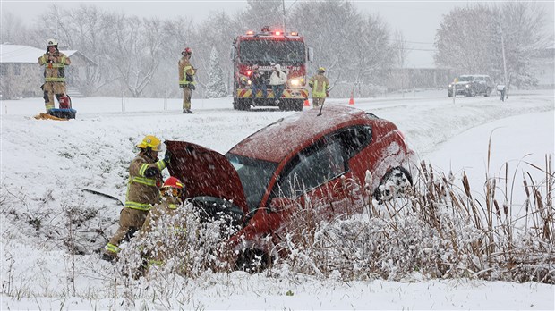 Sortie de route sur le chemin de la Rivière-Delisle Nord à Coteau-du-Lac 