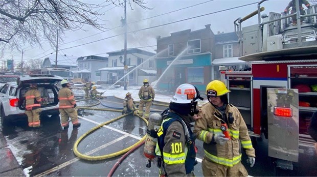 Violent incendie en cours à Vaudreuil-Dorion