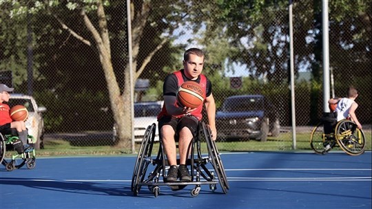 Collin Lalonde part en stage de préparation avec l'équipe de Basketball en fauteuil roulant